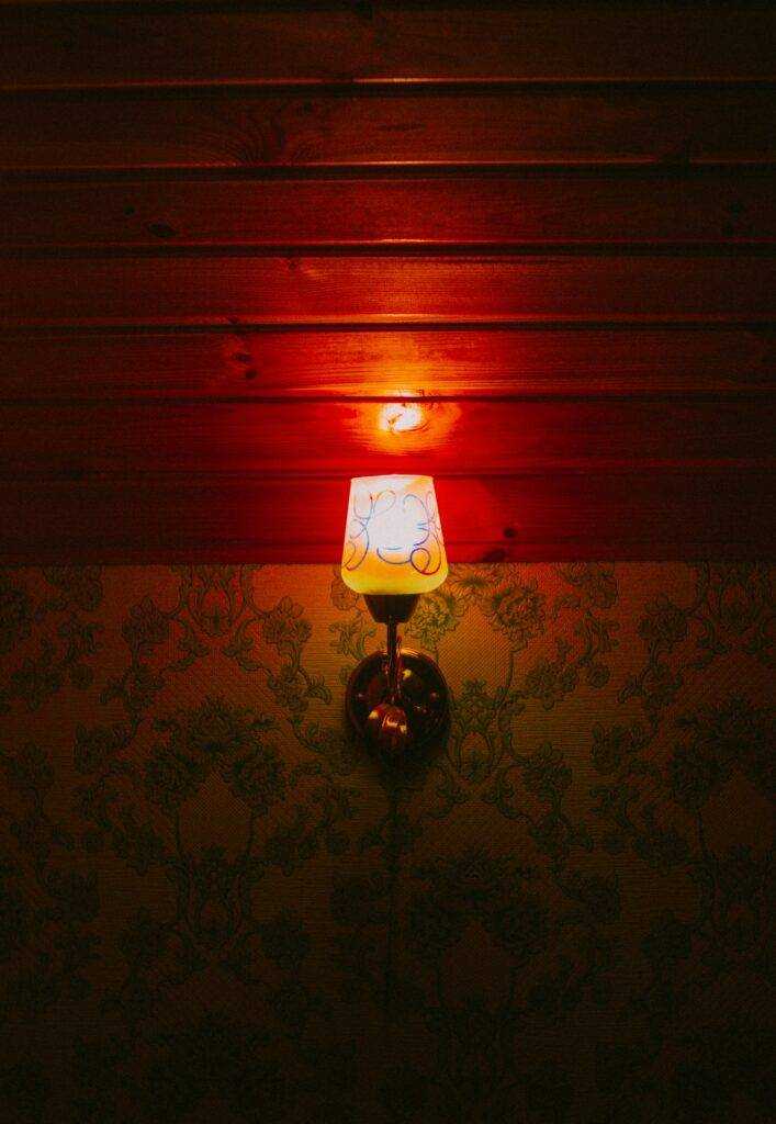 Jak aranżacja sypialni z ciemną ścianą?