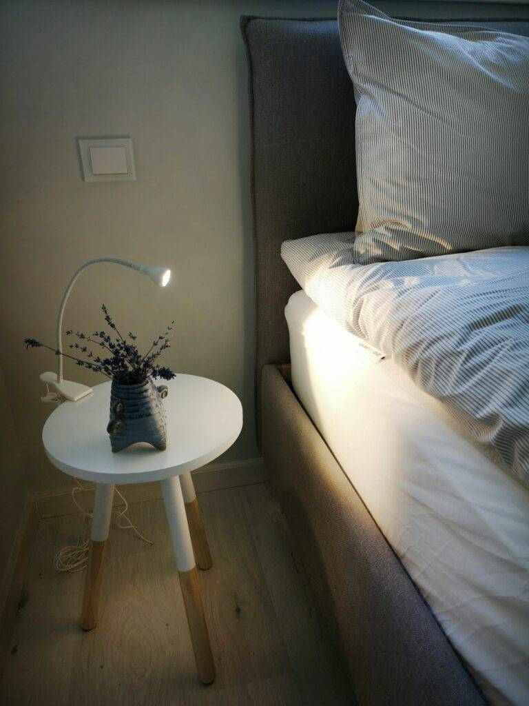 Jak aranżacja sypialni z lampą pająk?