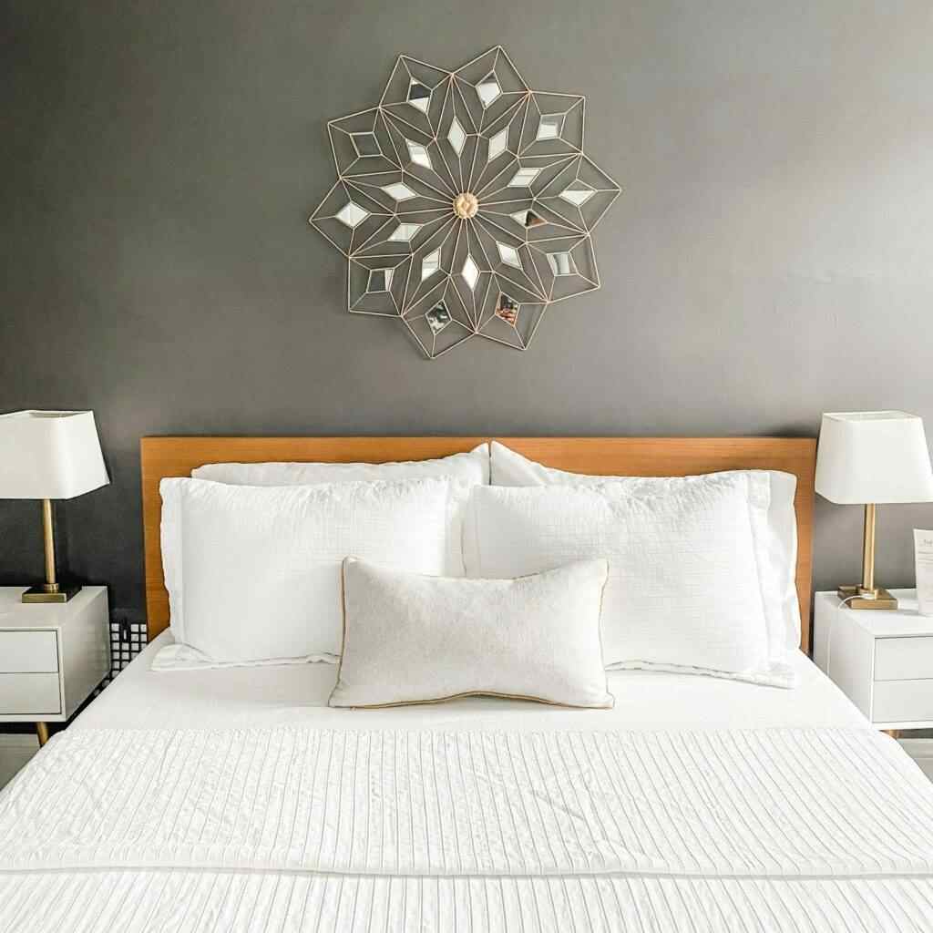 Jak wprowadzenie szarego łóżka do sypialni?